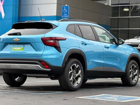 New 2026 Chevrolet Trax LT w/ Driver Confidence Package FWD image 3