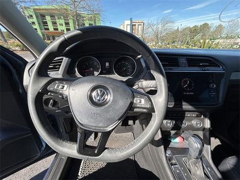 Used 2020 Volkswagen Tiguan SE w/ Panoramic Sunroof Package image 9