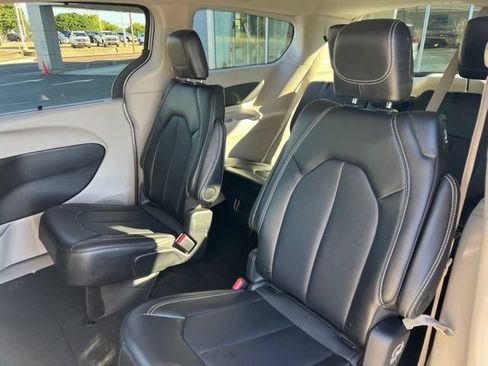 Used 2024 Chrysler Pacifica Touring-L FWD image 20