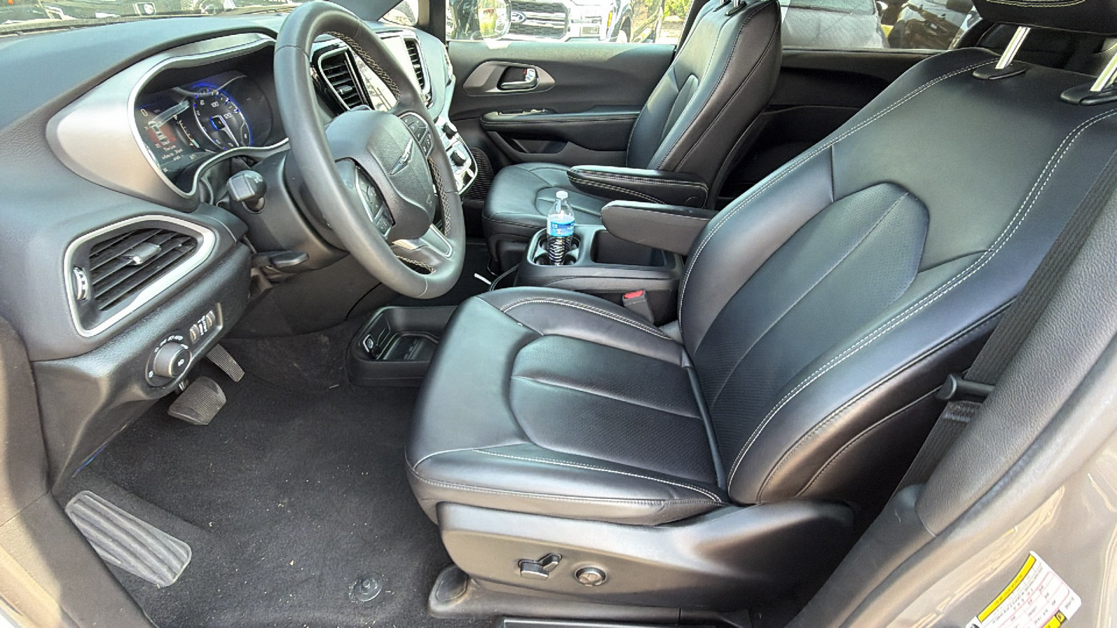 Used 2025 Chrysler Pacifica Select FWD image 16