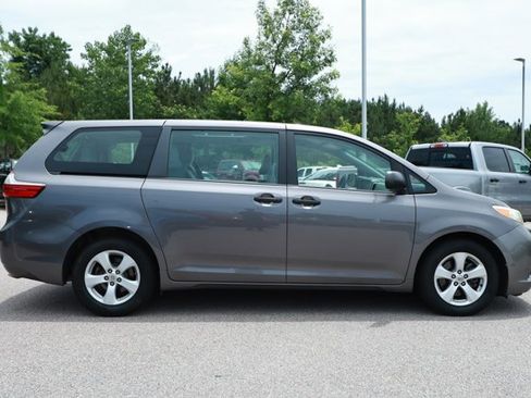 Used 2015 Toyota Sienna L FWD image 3