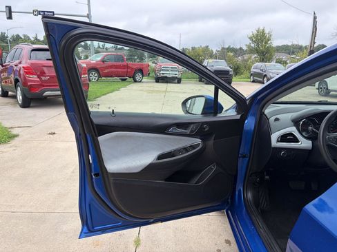 Used 2019 Chevrolet Cruze LT FWD image 10