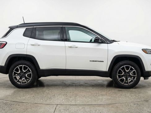 Used 2025 Jeep Compass Trailhawk AWD/4WD image 11