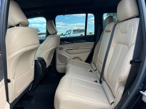 Used 2024 Jeep Grand Cherokee Limited w/ Luxury Tech Group II AWD/4WD image 4