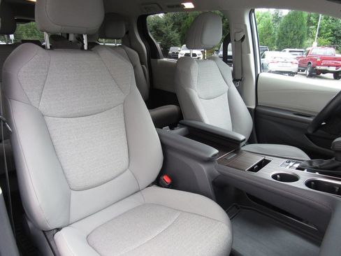Used 2024 Toyota Sienna LE AWD/4WD image 21