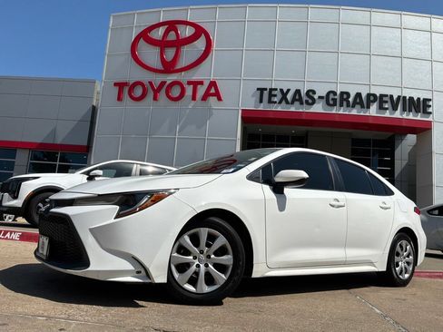 Used 2020 Toyota Corolla LE FWD image 2