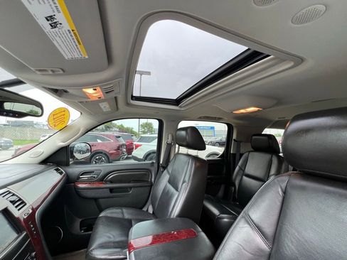Used 2011 Cadillac Escalade ESV Luxury AWD/4WD image 17