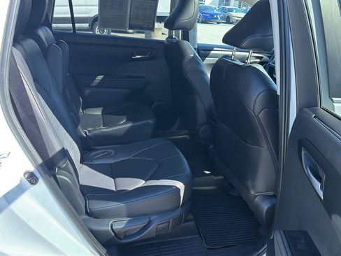 Used 2023 Toyota Highlander XLE FWD image 13