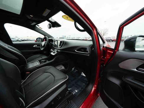 Used 2025 Chrysler Pacifica Limited FWD image 26