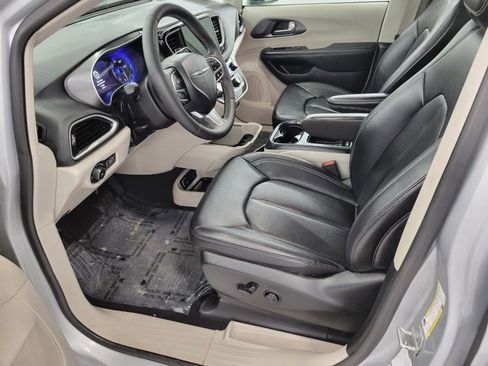 Used 2024 Chrysler Pacifica Touring-L image 6