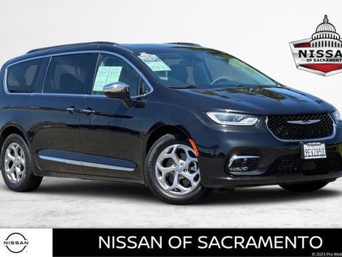 Used 2023 Chrysler Pacifica Limited FWD image 1