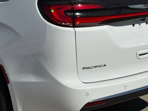 New 2026 Chrysler Pacifica Select image 5