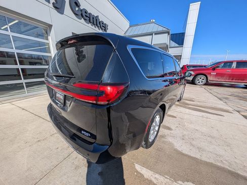 Used 2024 Chrysler Pacifica Touring-L image 5