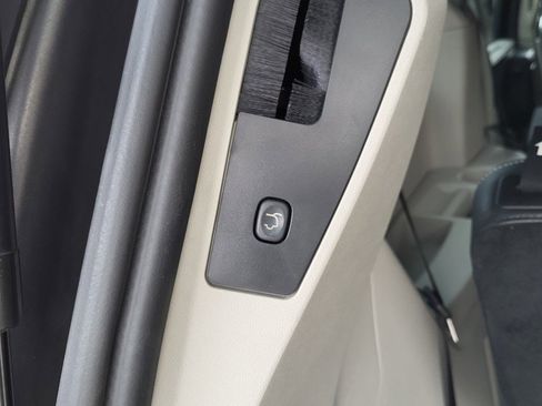 Used 2018 Dodge Grand Caravan SXT w/ Driver Convenience Group image 12