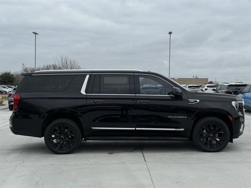 Used 2022 GMC Yukon XL SLT w/ SLT Premium Package image 3