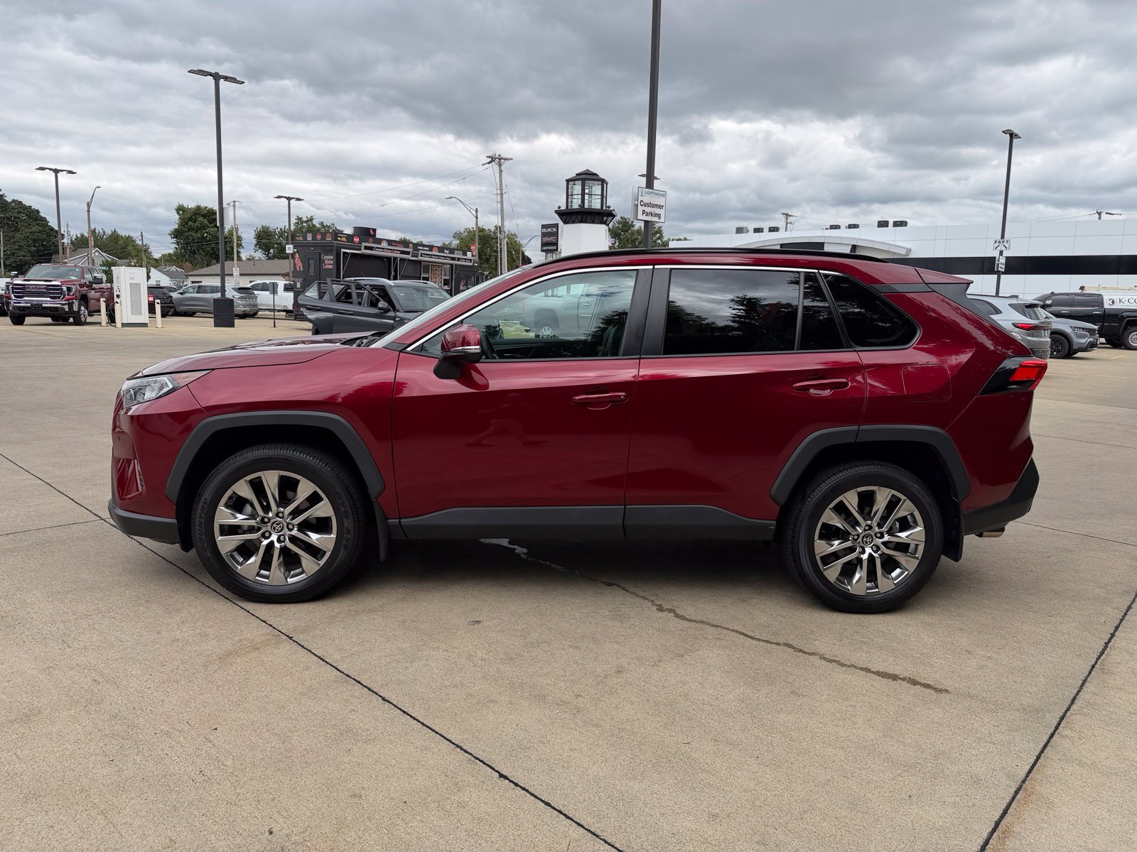 Used 2021 Toyota RAV4 XLE Premium AWD/4WD image 8