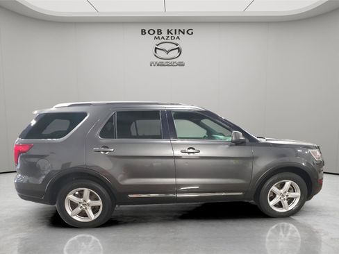 Used 2018 Ford Explorer XLT image 7