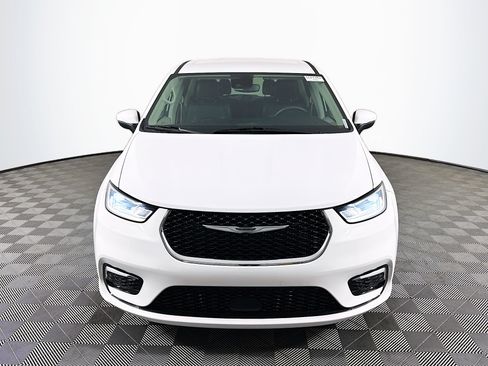 Used 2023 Chrysler Pacifica Touring-L image 2