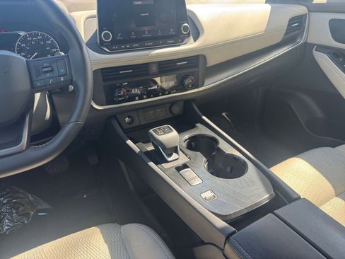 Used 2025 Nissan Rogue SV image 43