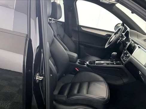 Used 2023 Porsche Macan Turbo image 7