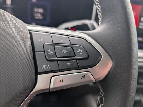 Used 2025 Volkswagen Tiguan SE image 14