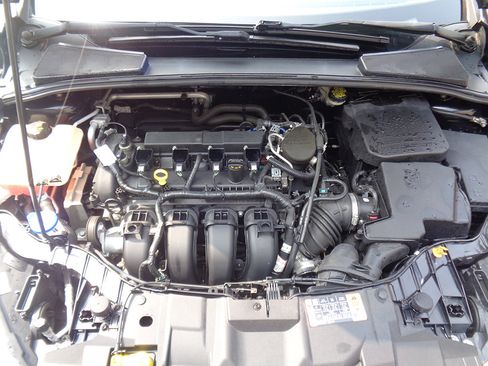 Used 2016 Ford Focus SE w/ SE Sport Package image 9