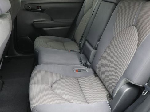 Used 2023 Toyota Highlander LE image 12