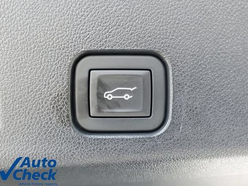 Certified 2025 Chevrolet Traverse LT FWD image 11