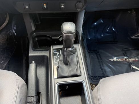 Used 2017 Toyota Tacoma TRD Sport w/ Tow Package (A/T) AWD/4WD image 18