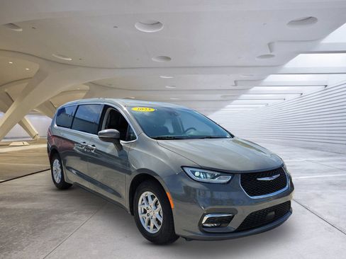 Used 2023 Chrysler Pacifica Touring-L FWD image 1