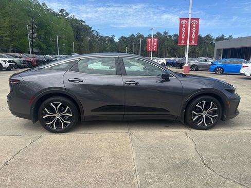 Used 2023 Toyota Crown Limited image 8