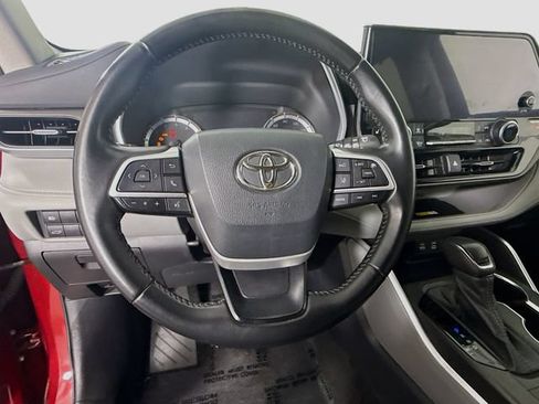 Used 2023 Toyota Highlander XLE AWD/4WD image 11