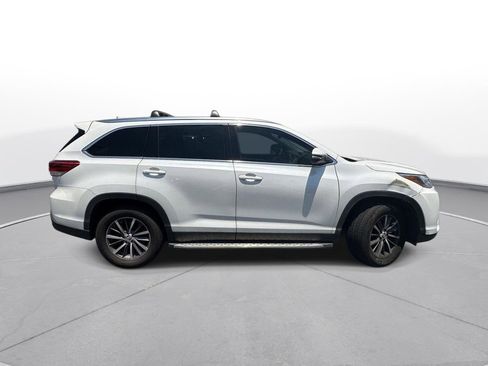 Used 2019 Toyota Highlander XLE FWD image 5