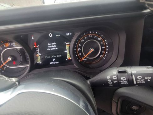 Used 2025 Jeep Wrangler Sahara image 10