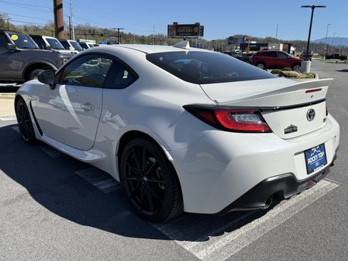 Used 2025 Toyota GR86 Premium w/ ALL Weather Mat Package (TMS) image 7