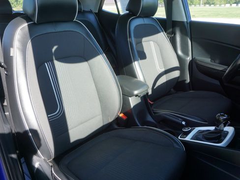 Used 2022 Hyundai Venue Limited image 25