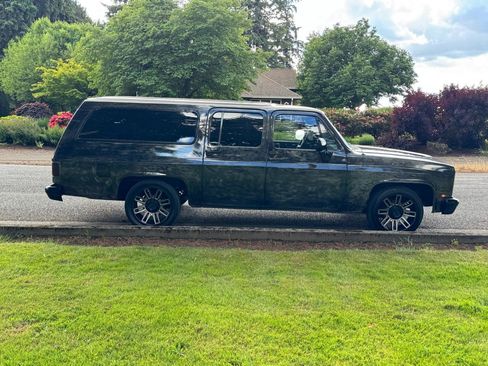Used 1990 Chevrolet Suburban 2WD image 6