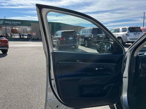 Used 2020 Mitsubishi Outlander SE image 30