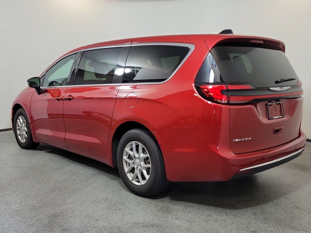 Used 2026 Chrysler Pacifica Select FWD image 5