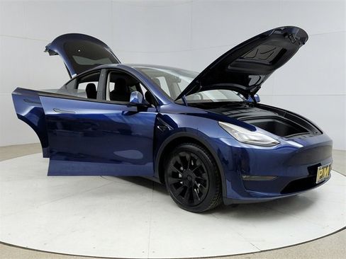 Used 2021 Tesla Model Y Long Range image 9