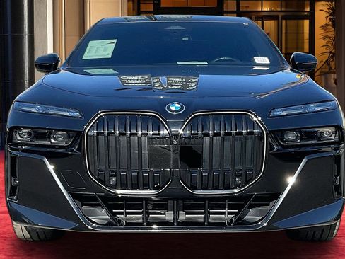 Used 2025 BMW i7 xDrive60 w/ Executive Package image 3