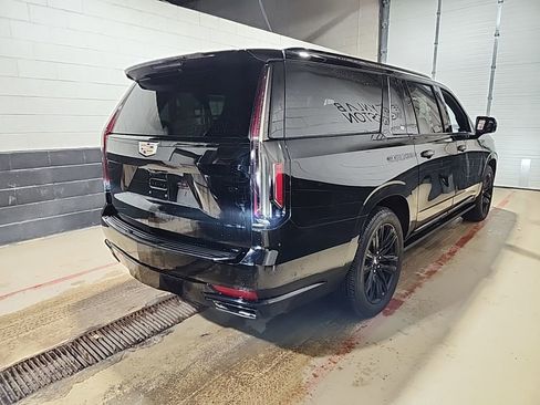 Used 2023 Cadillac Escalade ESV Sport Platinum w/ LPO, ONYX Package image 3