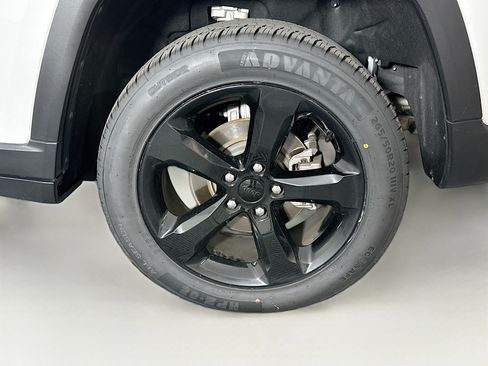 Used 2023 Jeep Grand Cherokee Altitude RWD image 11
