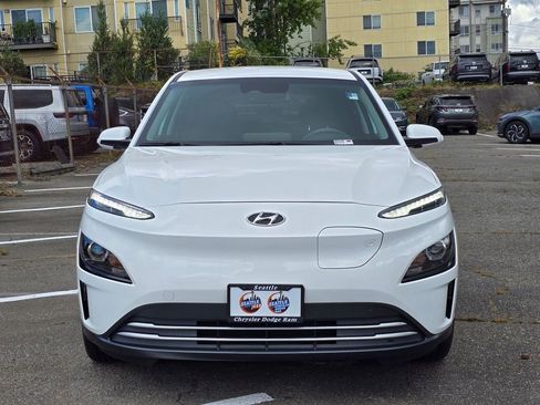 Used 2023 Hyundai Kona SE FWD image 2