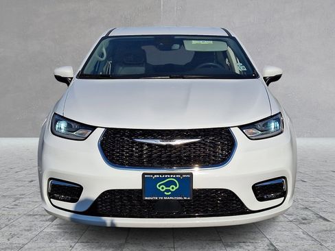 Used 2023 Chrysler Pacifica Touring-L FWD image 2