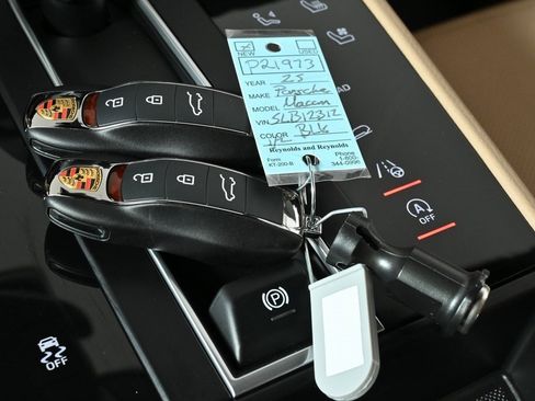 Certified 2025 Porsche Macan AWD image 15