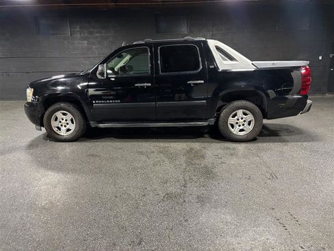 Used 2008 Chevrolet Avalanche LS image 2