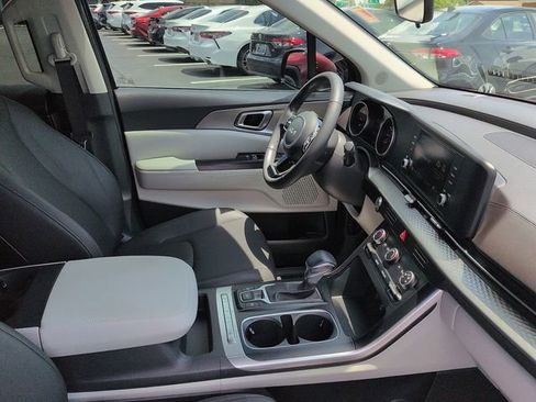 Used 2024 Kia Carnival LX FWD image 10