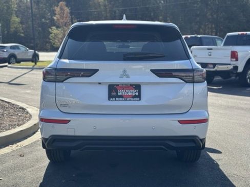 New 2025 Mitsubishi Outlander ES image 10