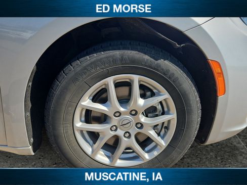 Used 2023 Chrysler Pacifica Touring-L FWD image 12